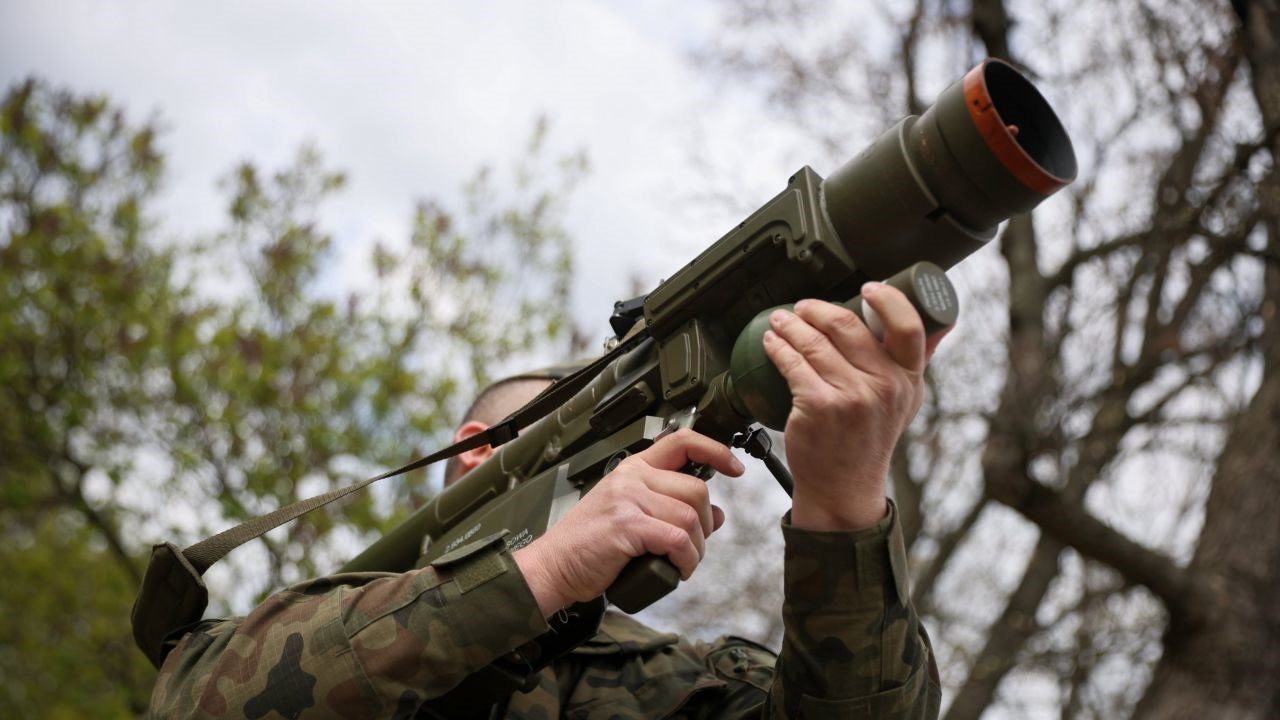 uid_2325af970c35a262e0df42b3036ffba91652419235465_width_1280_play_0_pos_0_gs_0_height_720_pokaz-przenosnego-przeciwlotniczego-zestawu-rakietowego-piorun-fot-papleszek-szymanski (2)